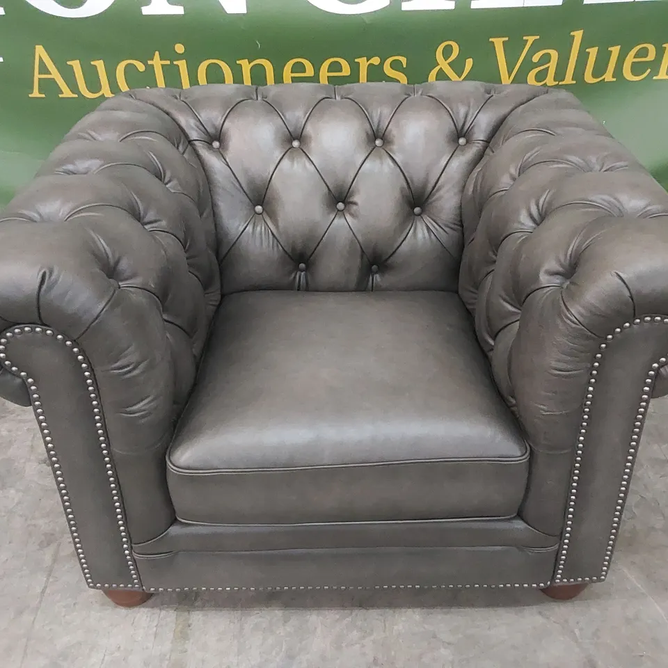 LUXURY DESIGNER CHESTERFIELD ARMCHAIR UPHOLSTERED IN GREY LEATHER