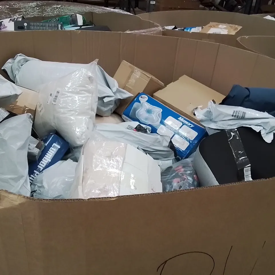 PALLET CONTAINING A LARGE QUANTITY OF PILLOWS 