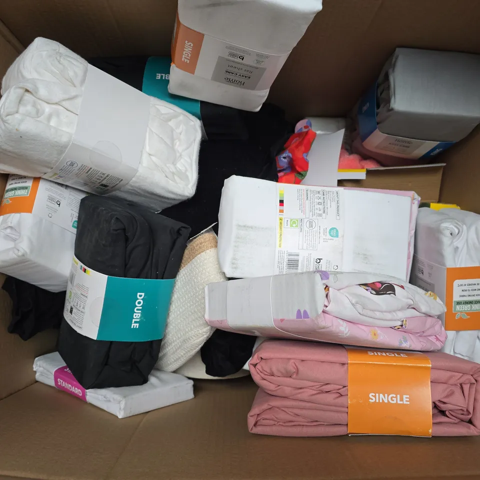 APPROXIMATELY 30 ASSORTED ITEMS TO INCLUDE SHERPA THROWS, EASY CARE DUVET SETS, BABYS DINO SLEEPING BAG, ETC