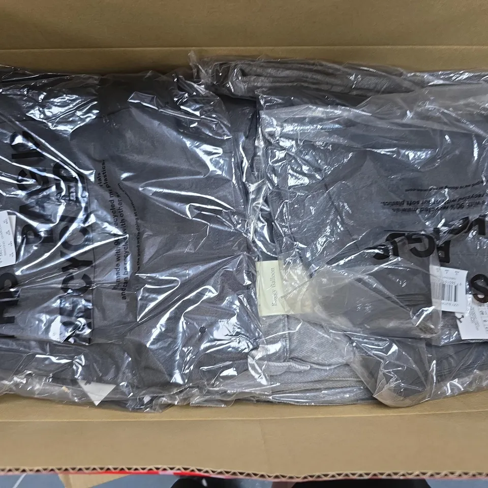 APPROXIMATELY 12 ASSORTED CLOTHING ITEMS IN VARIOUS SIZES, COLOURS & STYLES TO INCLUDE CHARLIE OPEN BACK MINI SUNDRESS, IZZY SUITING MINI SHORTS, BAGGY BALLOON JEANS, ETC