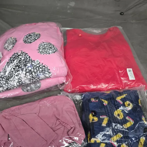 APPROXIMATELY 25 ASSORTED CLOTHING PRODUCTS IN VARIOUS STYLES & SIZES TO INCLUDE JACKETS, T-SHIRTS, DRESSES ETC