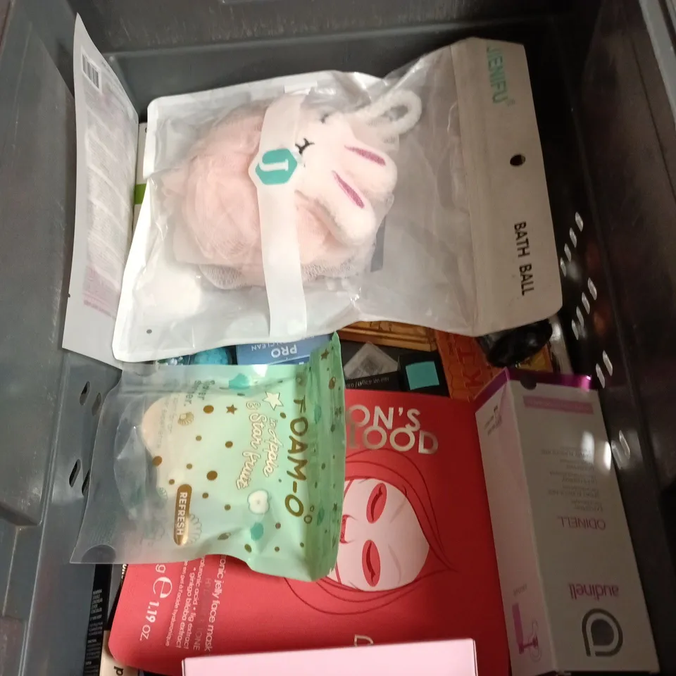 APPROXIMATEY 20 ASSORTED HEALTH AND BEAUTY PRODUCTS TO INCLUDE - COLGATE TOOTHPASTE - L'OREAL ELVIVE CONDITIONER AND BAYLIS & HARDING HAND CREAMS