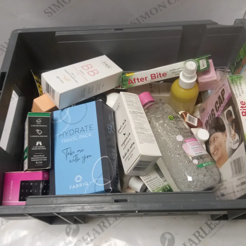 BOXED ASSORTMENT OF APPROXIMATELY 30 COSMETIC PRODUCTS TO INCLUDE FABRIQ, VITAMIN BABE, ZIAJA, ETC