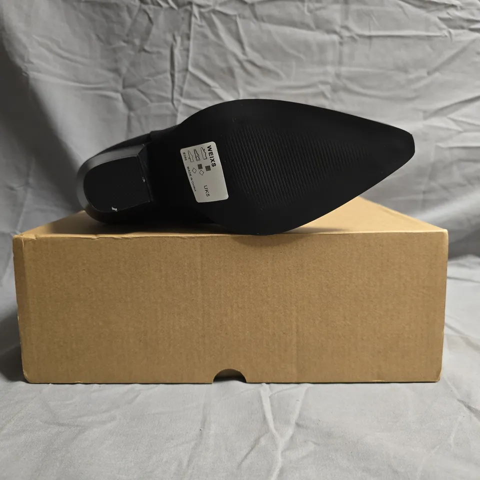 BOXED PAIR OF V BY VERY WOMENS POINTED TOE BLOCK HEEL BOOTS IN BLACK SIZE 5