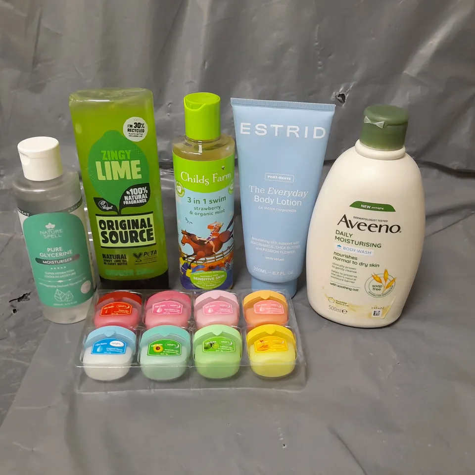 APPROXIMATELY 20 ASSORTED COSMETICS PRODUCTS TO INCLUDE - AVEENO CREAM, ESTRID BODY LOTION AND ORIGINAL SOURCE LIME SHOWER GEL. 
