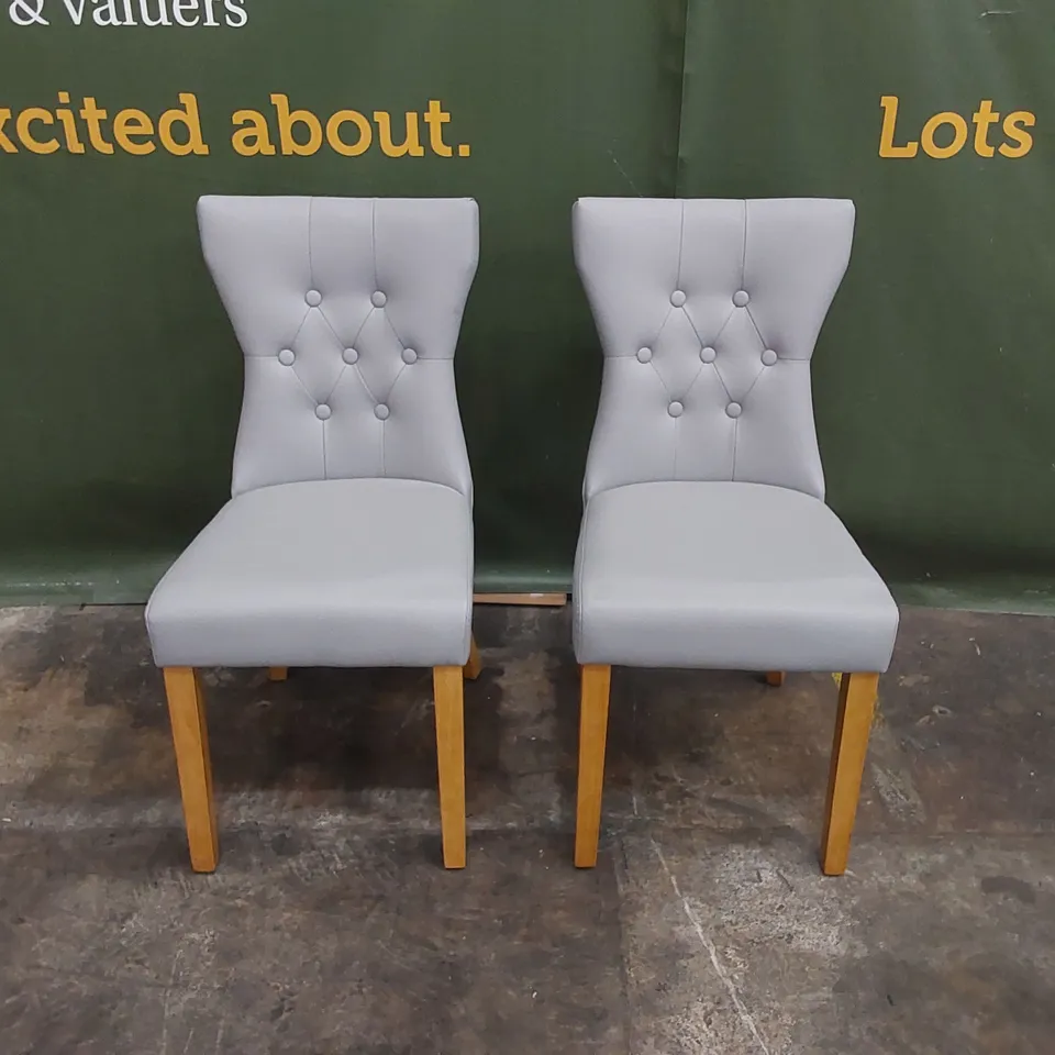SET OF 2 BEWLEY LIGHT GREY PU LEATHER BUTTON BACK DINING CHAIRS WITH OAK LEGS