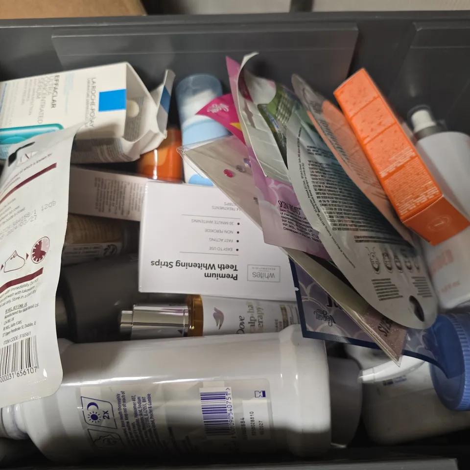 APPROXIMATELY 15 ASSORTED HEALTH & BEAUTY PRODUCTS TO INCLUDE ORALB 3D WHITE, LA ROCHE POSAY ANTI-BLLACKHEADS LOTION, CLEANSER MILK, ETC - COLLECTION ONLY