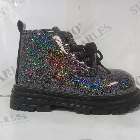 BOXED PAIR OF DESIGNER KIDS BOOTS IN METALLIC SILVER W. PRISMATIC EFFECT EU SIZE 28