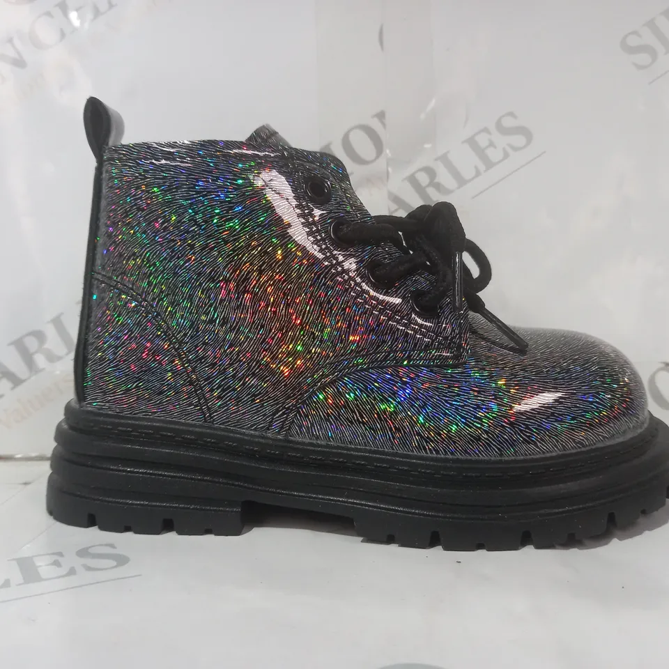 BOXED PAIR OF DESIGNER KIDS BOOTS IN METALLIC SILVER W. PRISMATIC EFFECT EU SIZE 28