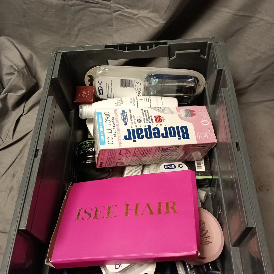 APPROXIMATELY 15 X ASSORTED COSMETIC ITEMS TO INCLUDE ORAL B, BIOREPAIR ORAL CARE, PLOUISE, BEAUTY WORKS ETC