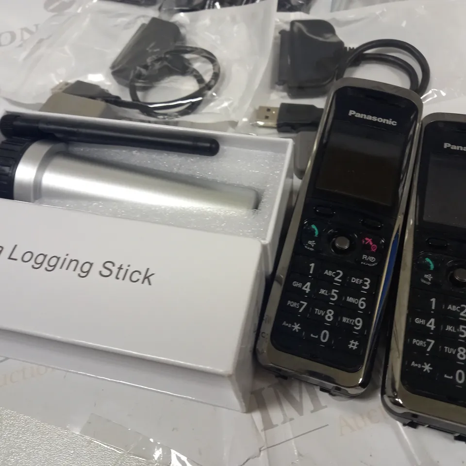 LOT OF ASSORTED TECH ITEMS TO INCLUDE DATA LOGGING STICK, EERO PRO 6 AND VARIOUS CABLES