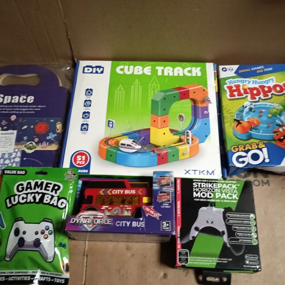 BOXED CHILDREN'S TOY ASSORTMENT: CUBE TRACK MARBLE RUN, HUNGRY HUNGRY HIPPOS, CITY BUS PLAYSET, GAMER LUCKY BAG