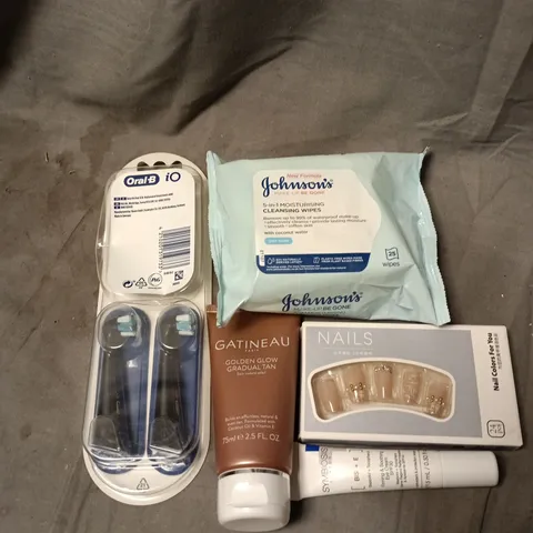 APPROXIMATELY 15 X ASSORTED COSMETIC ITEMS TO INCLUDE SYMBIOSIS LONDON, CLEANSING WIPES, GATINEAU GRADUAL TAN, NAILS, ORAL B ETC
