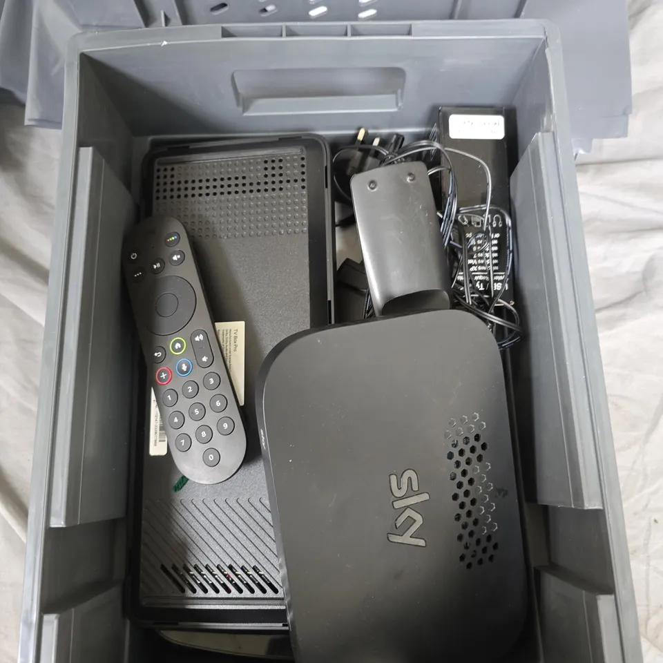 TOTE OF APPROXIMATELY 10 ASSORTED BROADBAND ITEMS TO INCLUDE: SKY ROUTER