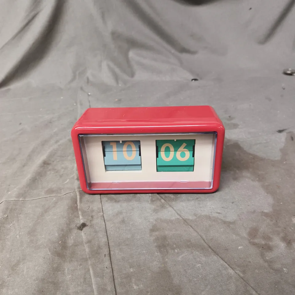 RED FLIP DESK CLOCK – DISPLAY 10:06 