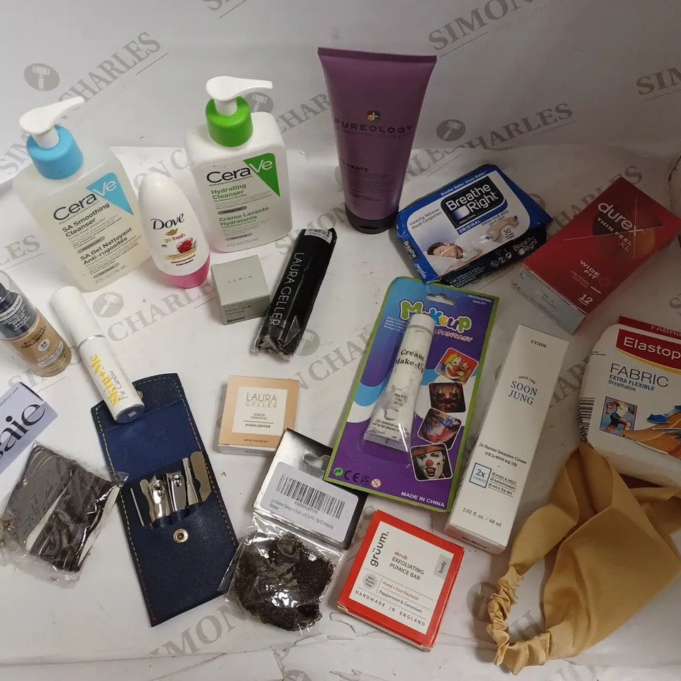 LOT OF APPROX 20 ASSORTED HEALTH AND BEAUTY PRODUCTS TO INCLUDE CERA VE CLEANSERS, SAIR DEW BLUSH (SHADE-DREAMY), LAURA GELLER HIGHLIGHTER