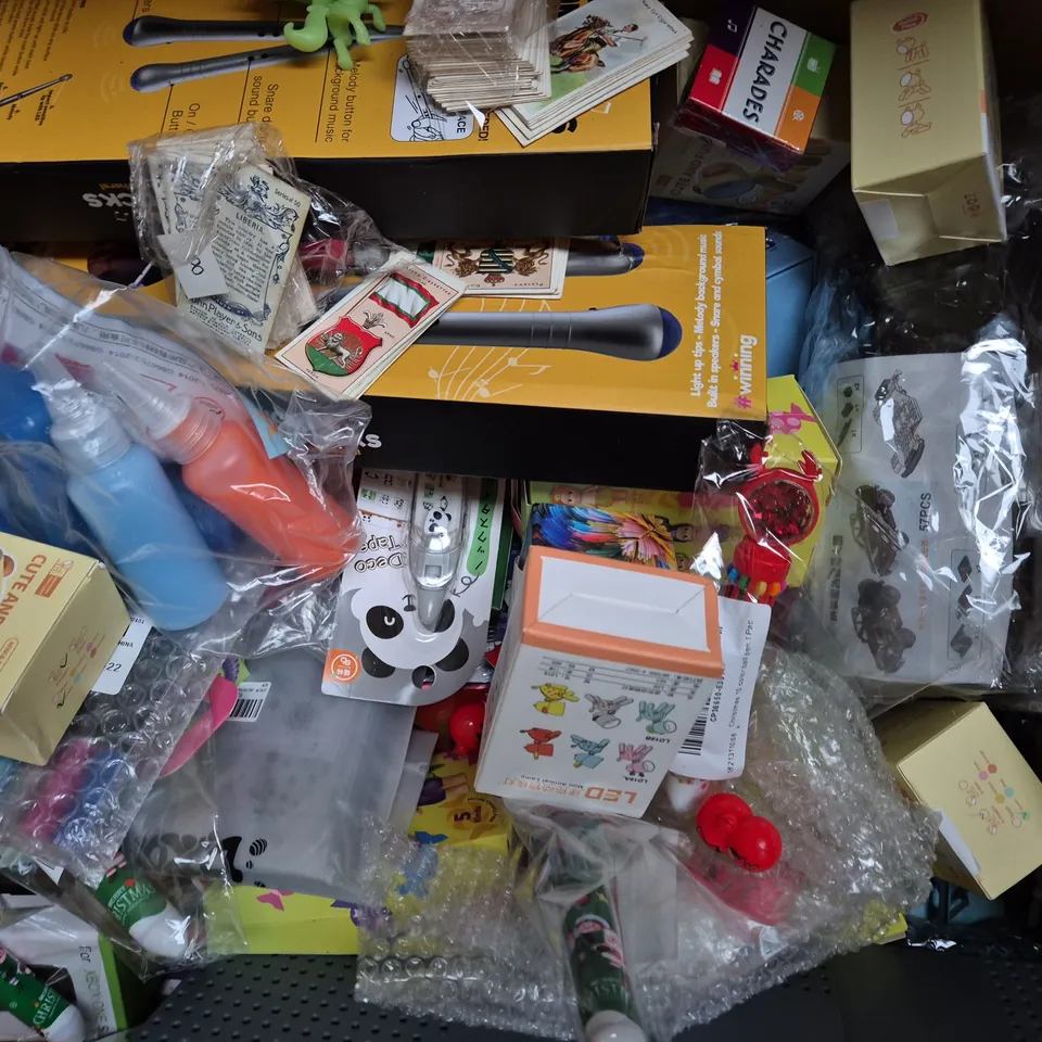 BOX OF APPROXIMATELY 20 ASSORTED TOYS AND GAMES TO INCLUDE UNO, MAGIC CUBE, ETC - COLLECTION ONLY