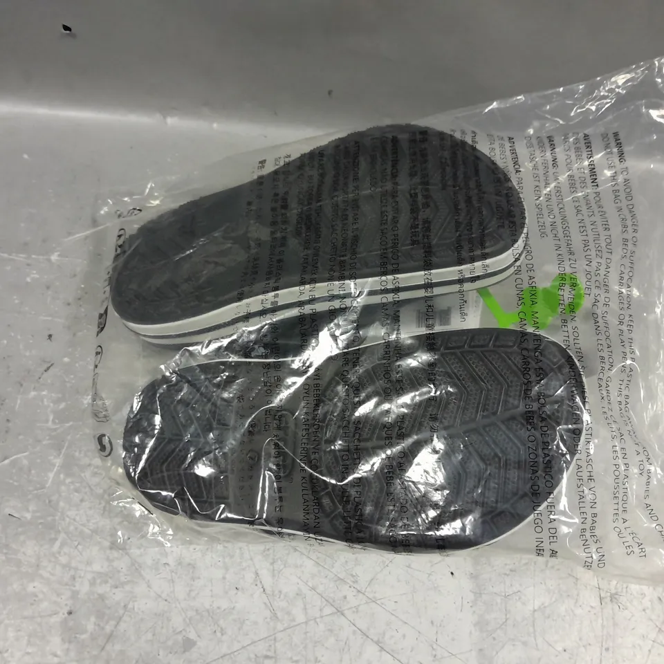 BAGGED PAIR OF CROCS BAYABAND CLOG BLACK/WHITE UK M4/W5