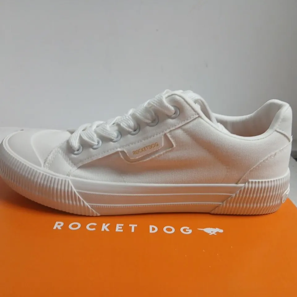 ROCKET DOG WHITE CANVAS SNEAKERS, UK 8