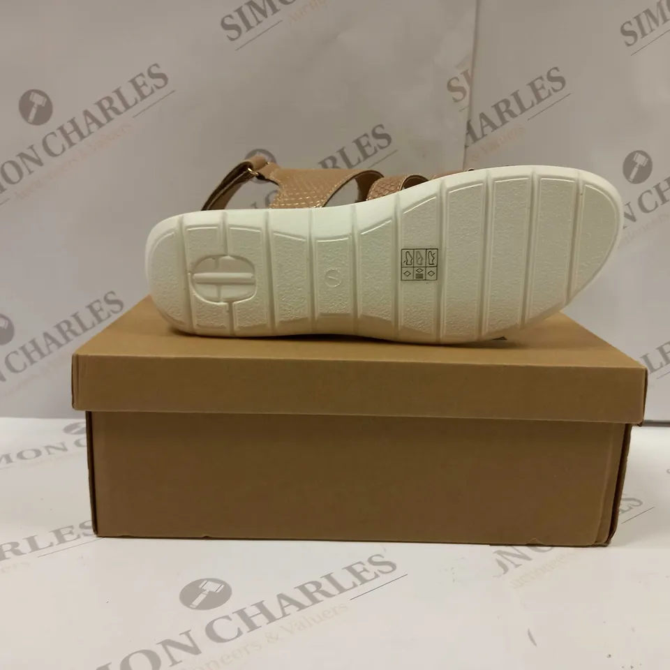 BOXED PAIR OF CUSHION WALK ONE TOUCH CLOSE SANDALS IN TAN - SIZE 7