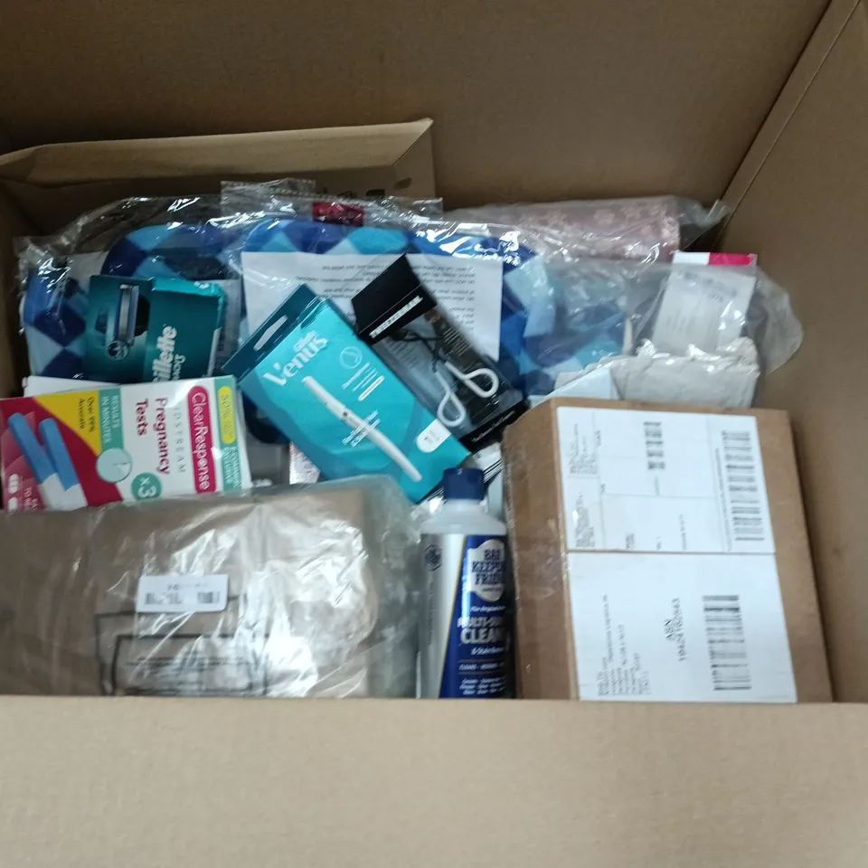 LOT OF APPROXIMATELY 20 ASSORTED HOUSEHOLD ITEMS TO INCLUDE HOT WATER BOTTLES, RAZER BLADES AND OUST DESCALER