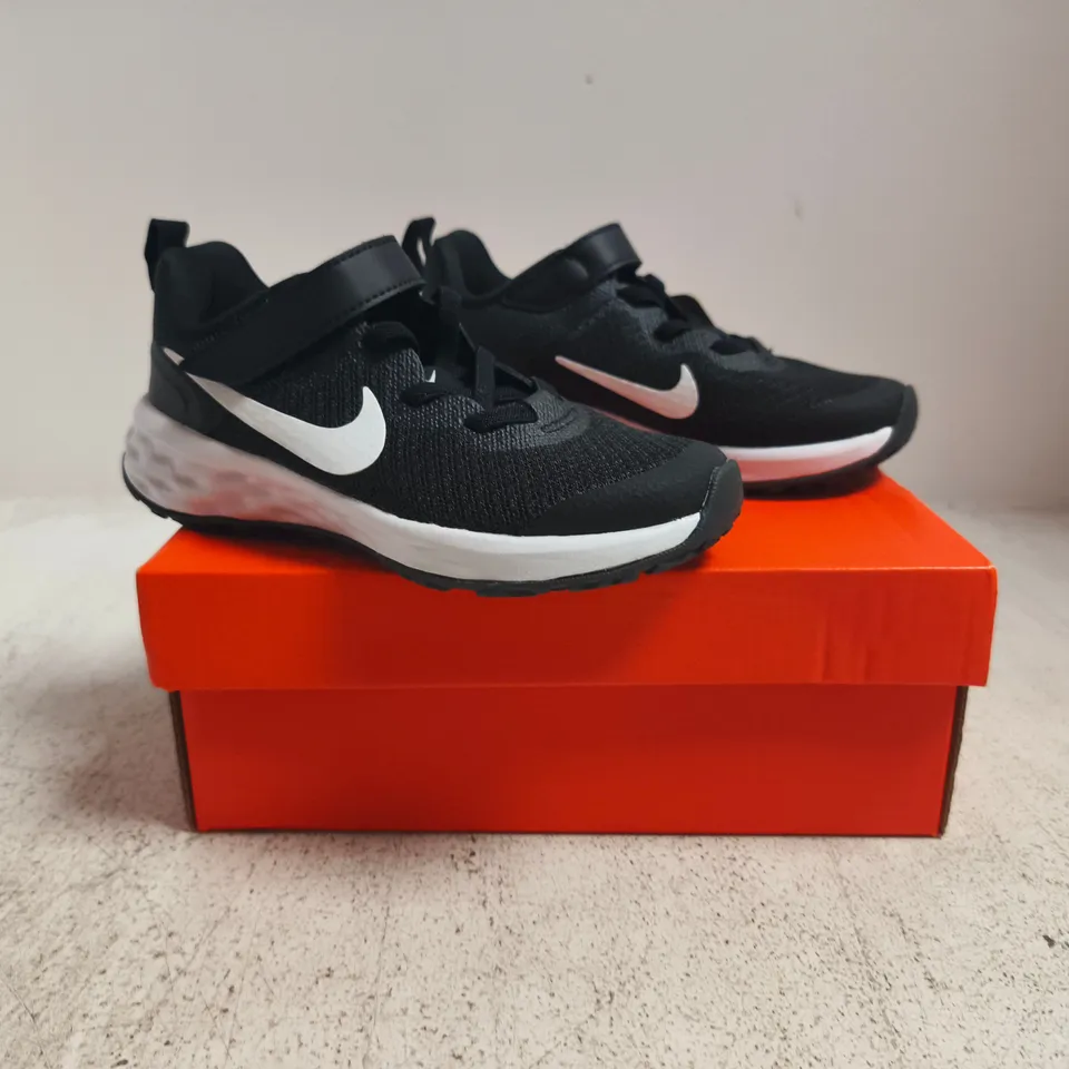 BOXED PAIR OF NIKE REVOLUTION 6 TRAINERS IN BLACK/WHITE SIZE UK KID'S 10