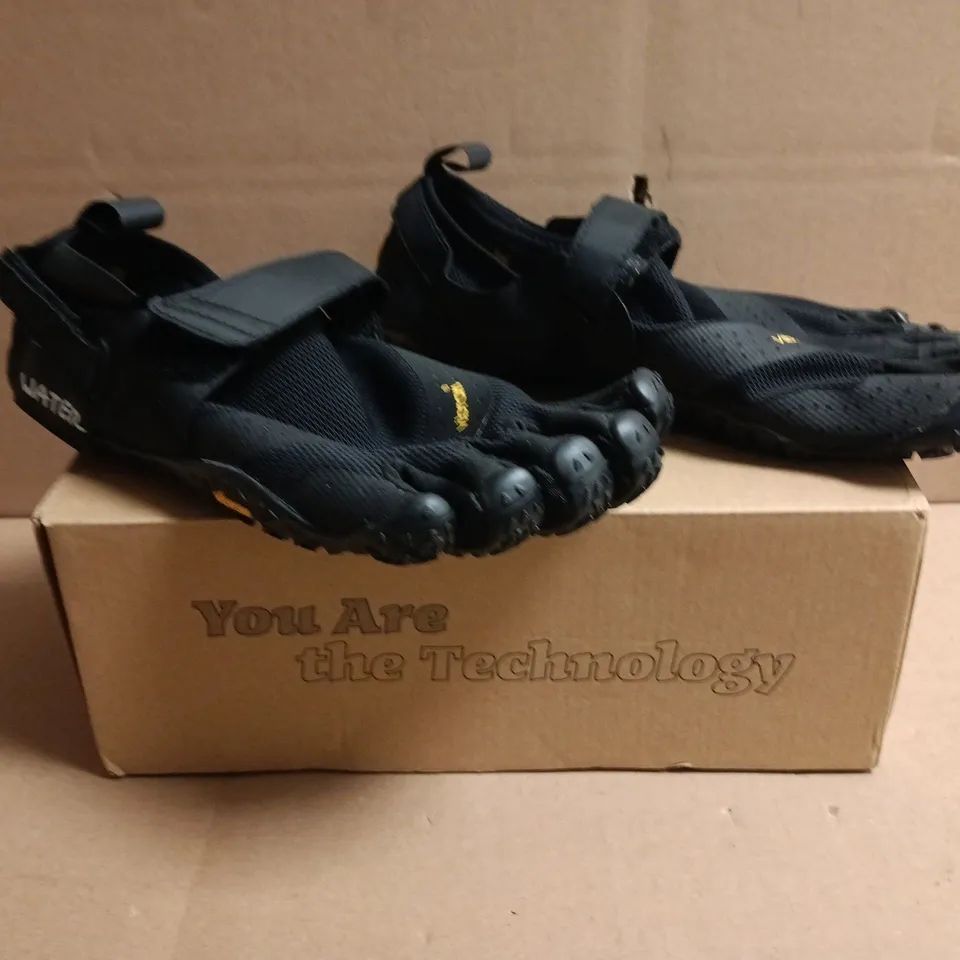 BOXED PAIR OF VIBRAM FIVEFINGERS SHOES IN BLACK SIZE EU 38