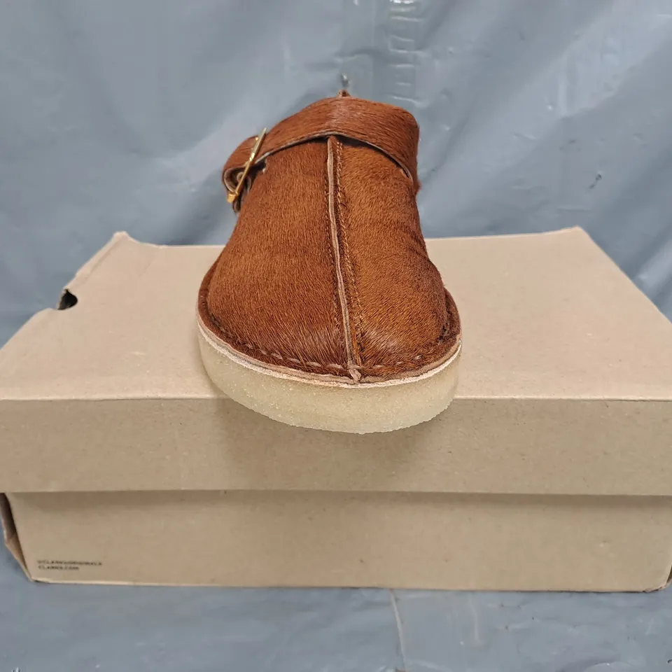 BOXED PAIR OF CLARKS ORIGINALS TREK MULES IN COLA SIZE UK 8