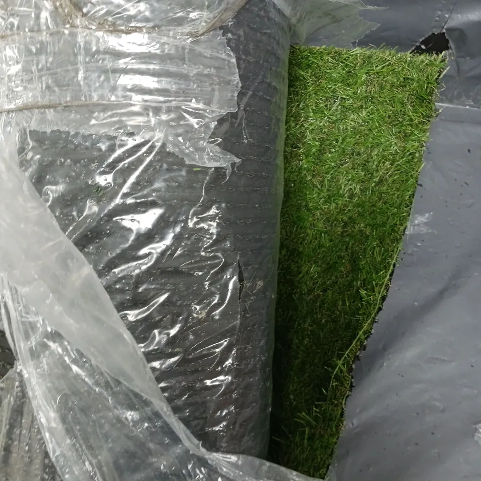 LARGE ARTIFICIAL GRASS FLOOR ROLL - COLLECTION ONLY