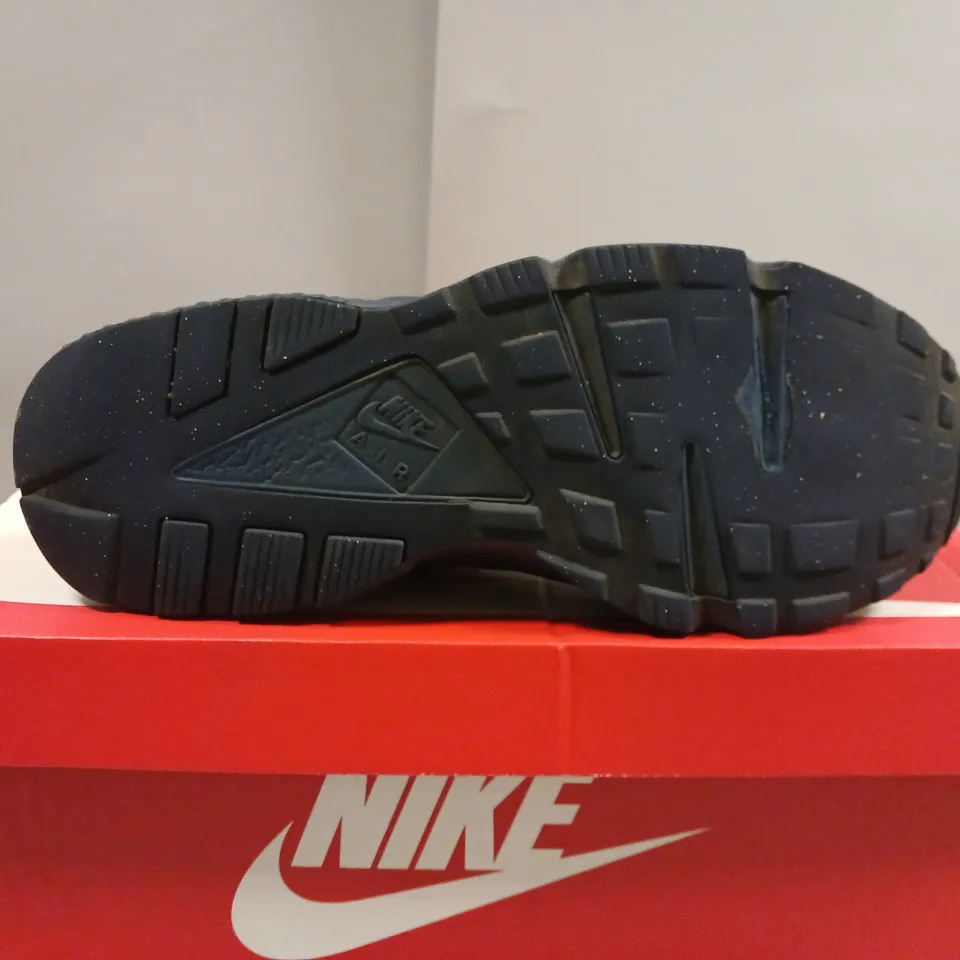 BOXED NIKE AIR HUARACHE - SIZE 11