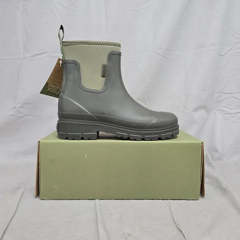 BOXED PAIR OF MUD DOGS BROOKE ANKLE BOOTS IN DARK GREEN SIZE UK 6