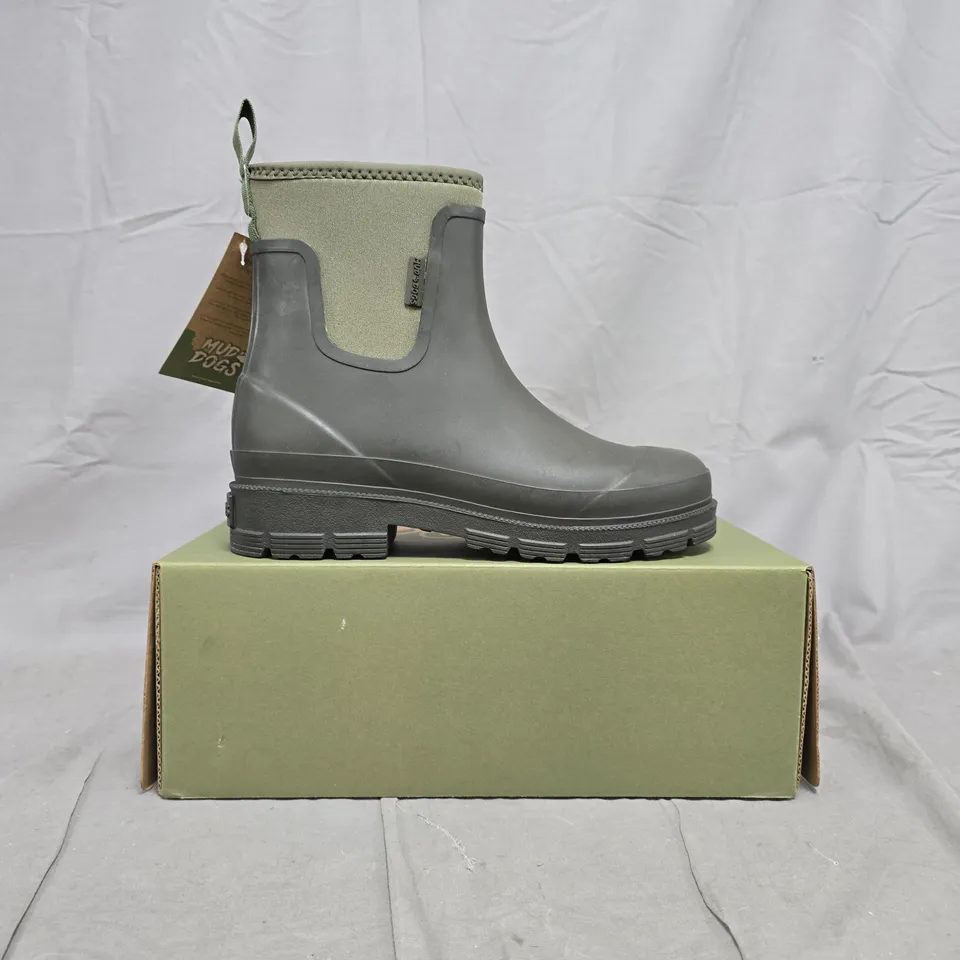 BOXED PAIR OF MUD DOGS BROOKE ANKLE BOOTS IN DARK GREEN SIZE UK 6