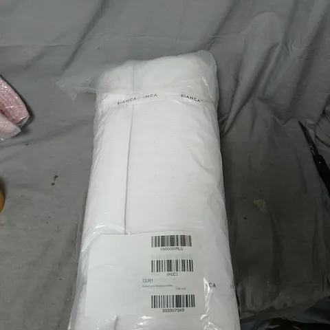 APPROXIMATELY 15 ASSORTED HOUSEHOLD ITEMS TO INCLUDE:BIANCA BEDSPREAD AND BATHROOM MAT 