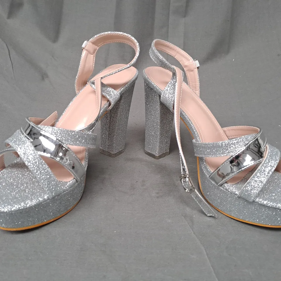 BOXED PAIR OF DESIGNER OPEN TOE HIGH BLOCK HEEL SANDALS IN METALLIC SILVER W. GLITTER EFFECT EU SIZE 39