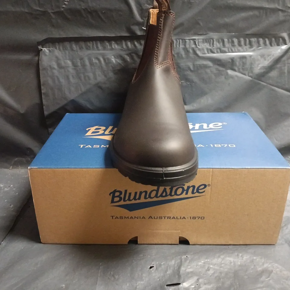 BOXED PAIR OF BLUNDSTONE ANKLE BOOTS IN BROWN SIZE 10