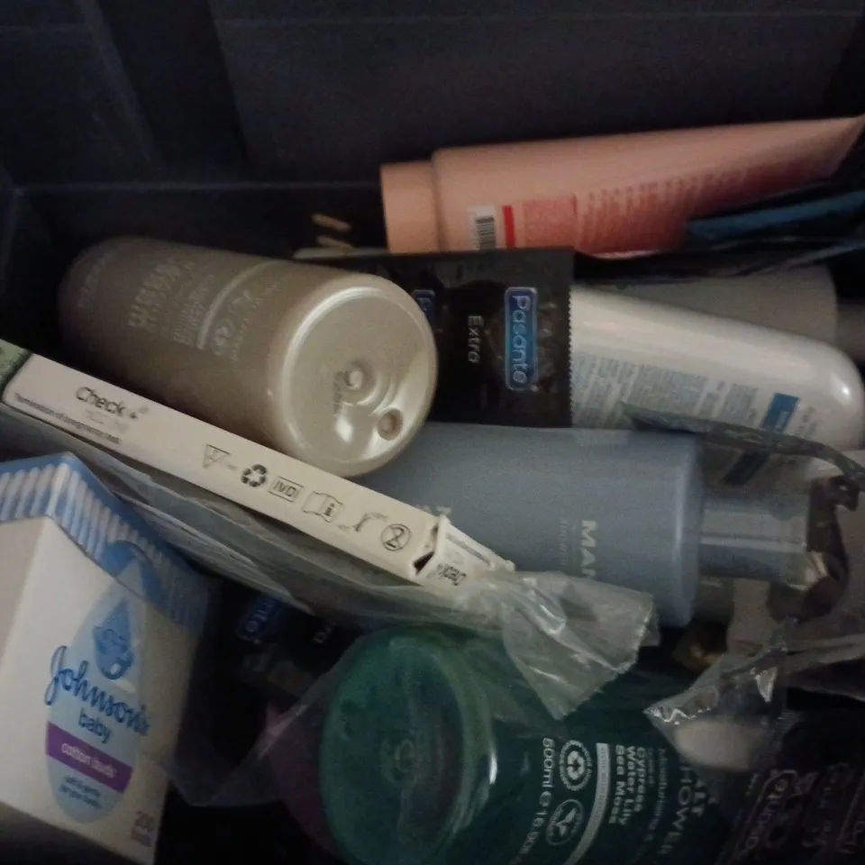 APPROXIMATELY 12 ASSORTED HEALTH & BEAUTY PRODUCTS TO INCLUDE MANCAVE SHOWER GEL, INNERSENSE CONDITIONER, ANDREW FITZSIMONS CURL CREME, ETC - COLLECTION ONLY