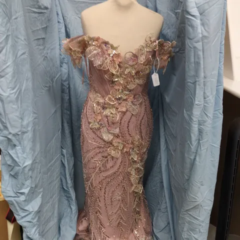 GLAMRAE BLUSH PINK EVENING GOWN WITH FLORAL EMBELLISHMENT – SIZE S