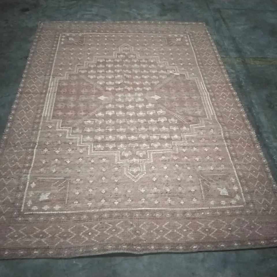QUALITY DESIGNER RUG APPROXIMATELY 225X161CM 