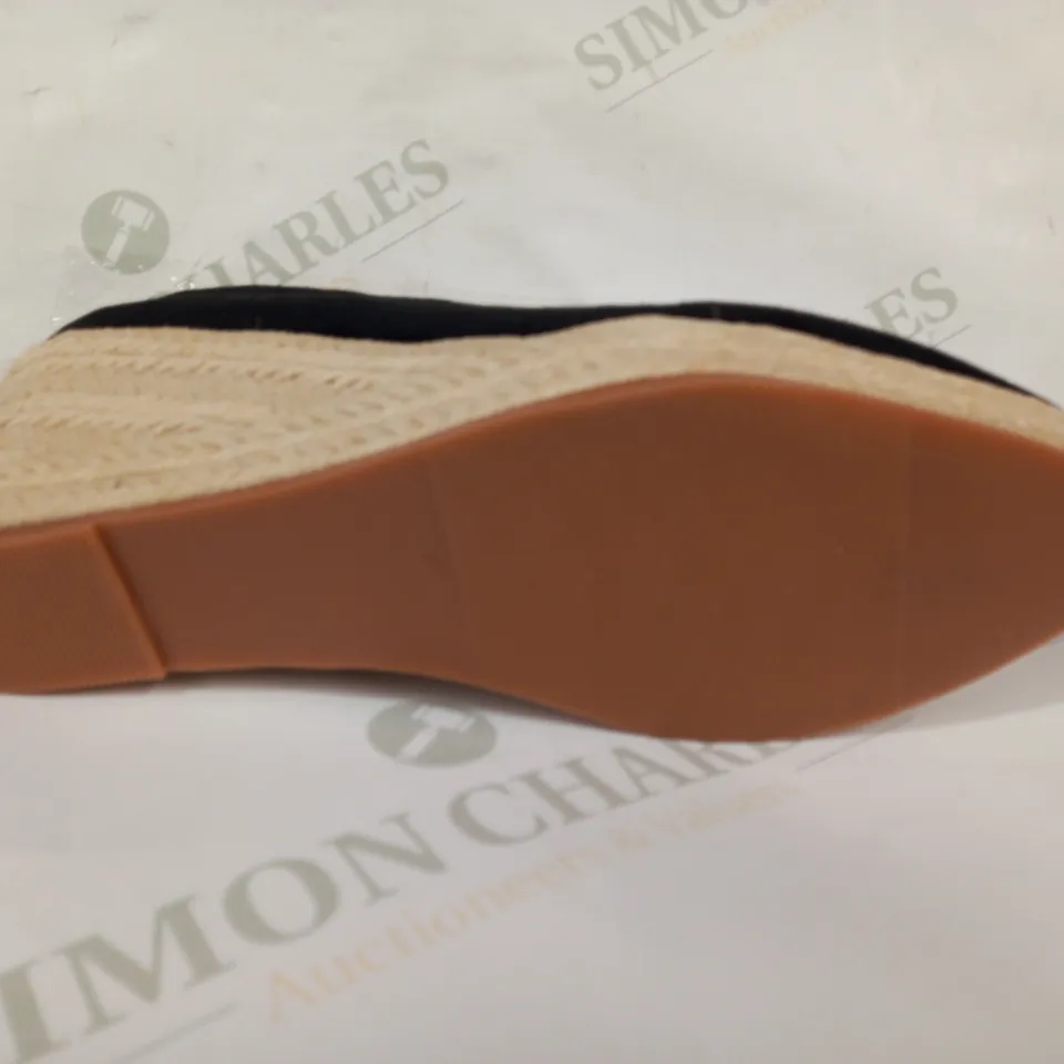 BOXED PAIR OF DESIGNER SLIP-ON WEDGE SHOES IN BLACK SIZE UNSPECIFIED