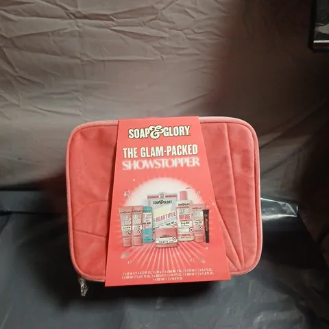 SOAP & GLORY THE GLAM-PACK SHOWSTOPPER GIFT SET IN PINK POUCH
