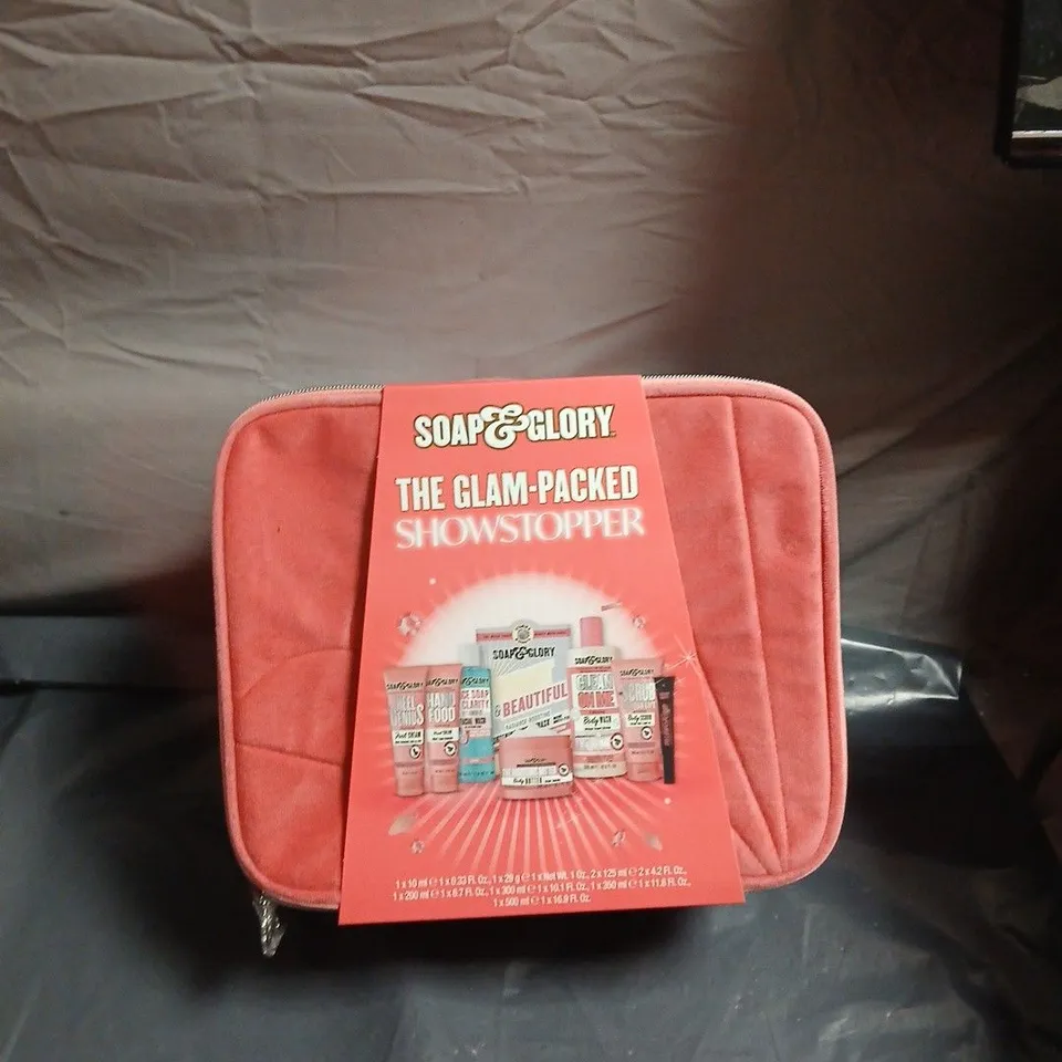 SOAP & GLORY THE GLAM-PACK SHOWSTOPPER GIFT SET IN PINK POUCH