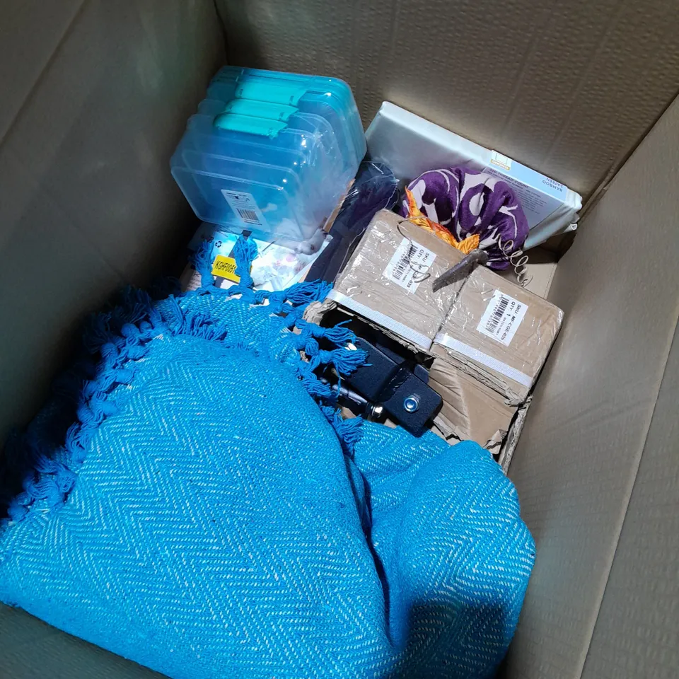 BOX OF APPROXIMATELY 10 ITEMS TO INCLUDE 2 PILLOWCASE PACK, PLASTIC TUBS, RUG, ETC