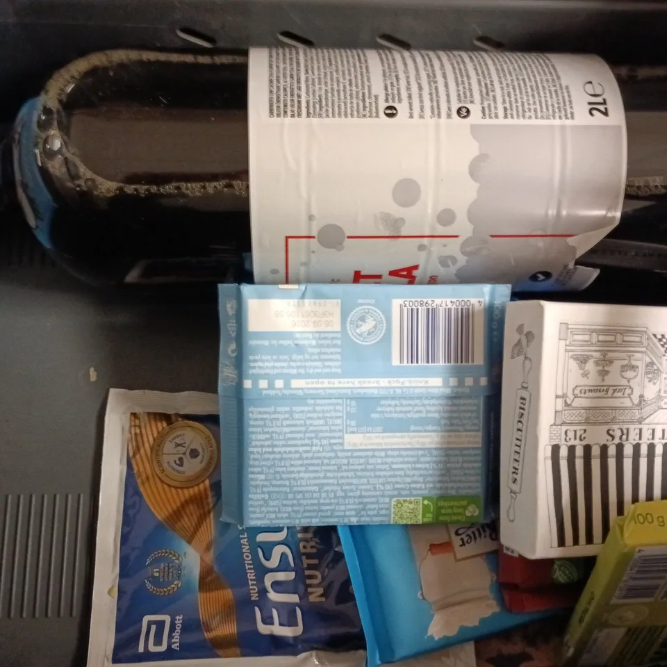 APPROXIMATELY 10 ASSORTED FOOD AND DRINK ITEMS TO INCLUDE RITTER SPORT, FRESUBIN, ETC