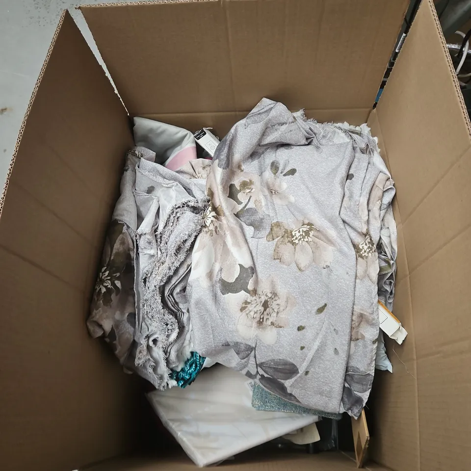 BOX OF APPROXIMATELY 20 ASSORTED HOUSEHOLD ITEMS TO INCLUDE SOAP DISPENSER, TOTE BAG, "NORMAL IS BORING" SIGN, HAIR TOWEL ETC