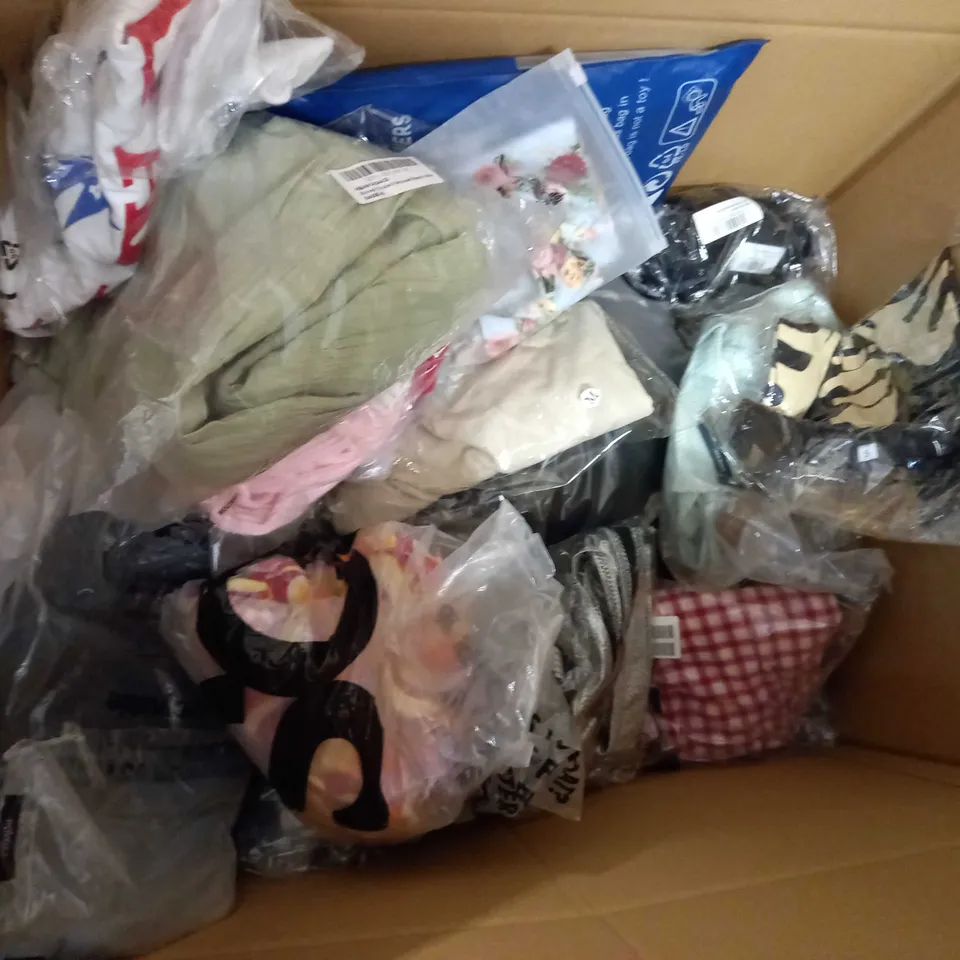 LOT OF APPROX 25 ASSORTED CLOTHING ITEMS VARYING IN SIZE/COLOUR/STYLE TO INCLUDE: TROUSERS, TOPS, DRESSES