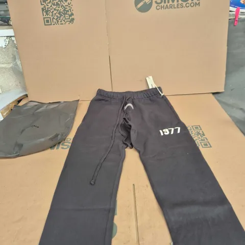 ESSENTIALS SWEATPANTS – BLACK, UK SMALL (S)