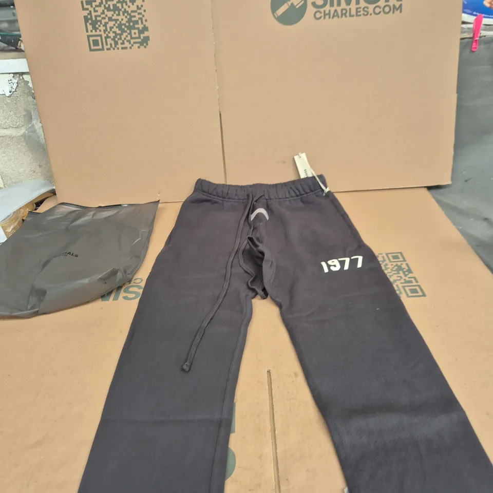 ESSENTIALS SWEATPANTS – BLACK, UK SMALL (S)