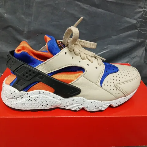 BOXED PAIR OF NIKE AIR HUARACHE TRAINERS - UK SIZE 4 