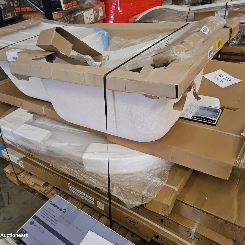 PALLET OF BATHROOM ITEMS, INCLUDING L SHAPED SHOWER BATH, SHOWER TRAYS, OFF SET QUADRANT 8 CUBICLE,