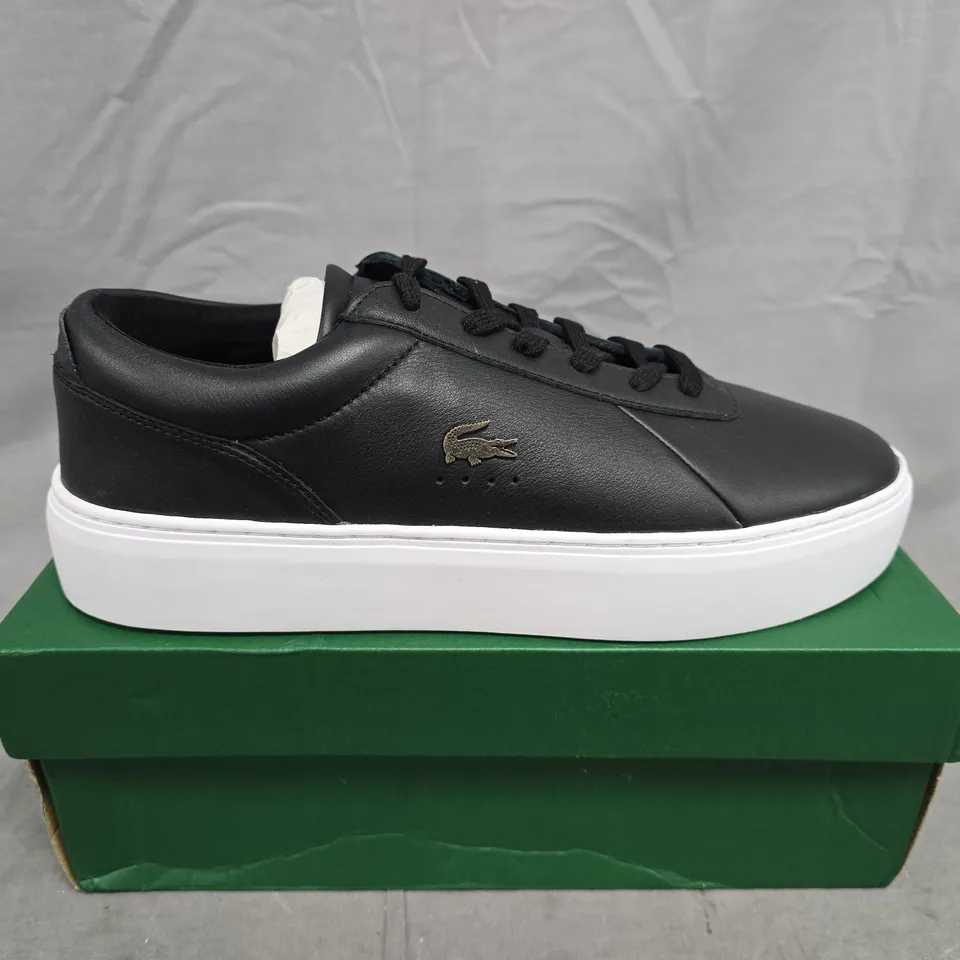 BOXED PAIR OF LACOSTE COURT SET LEATHER TRAINERS - UK SIZE 9